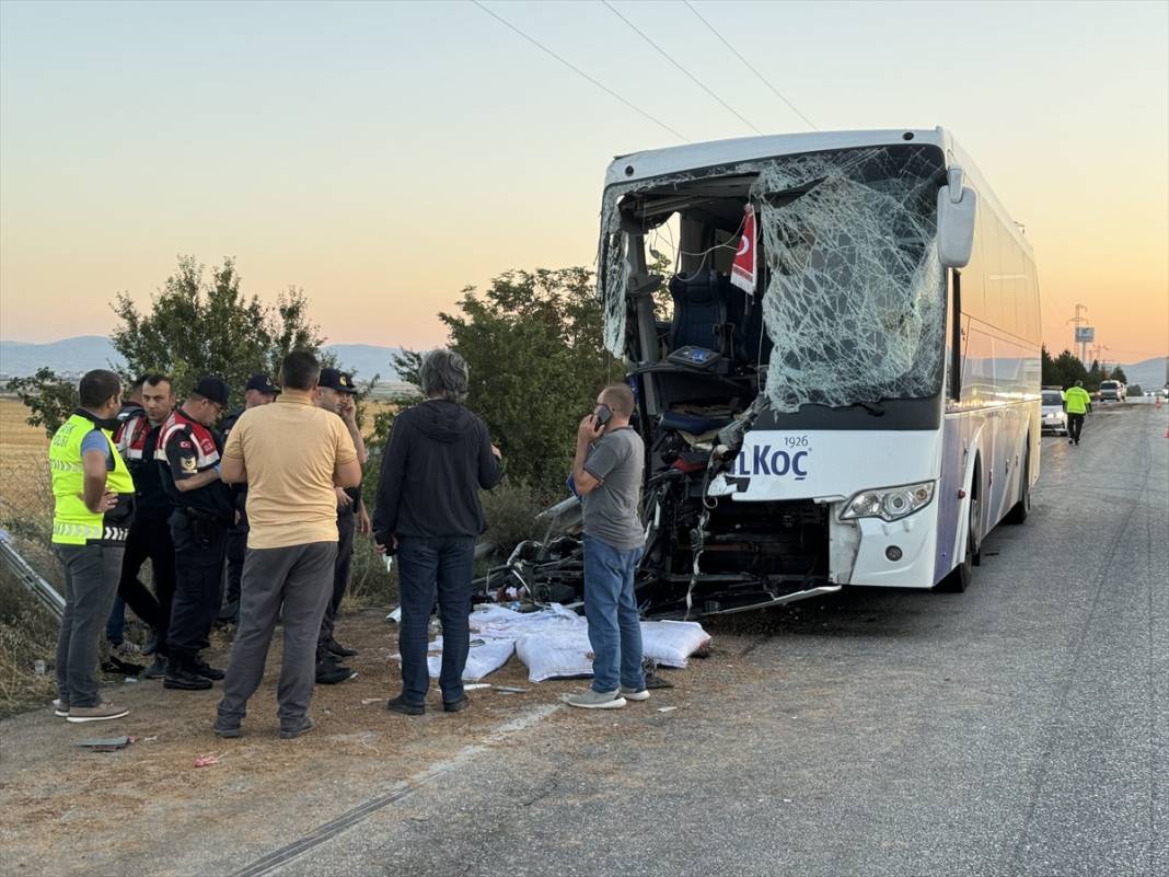 Yolcu otobüsü, yem yüklü kamyona çarptı! Ölü ve yaralılar var 9